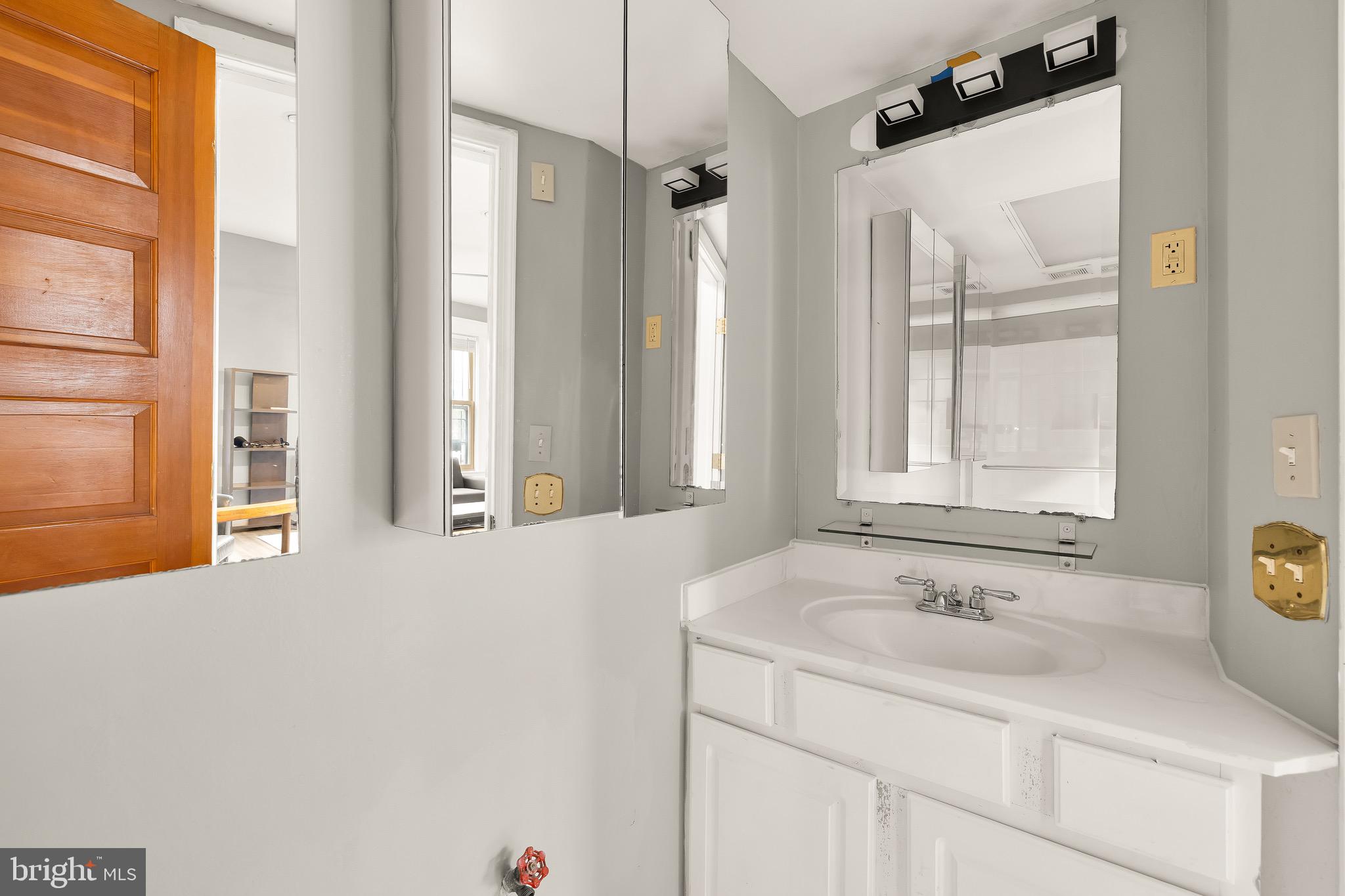 CAPITOL HILL - Commercial Sale