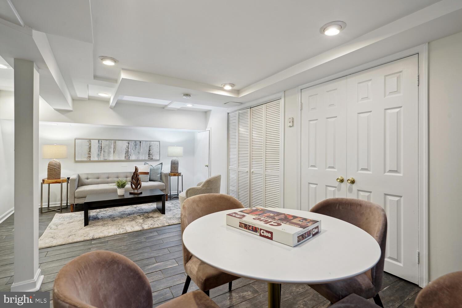 SEVEN OAKS - Residential