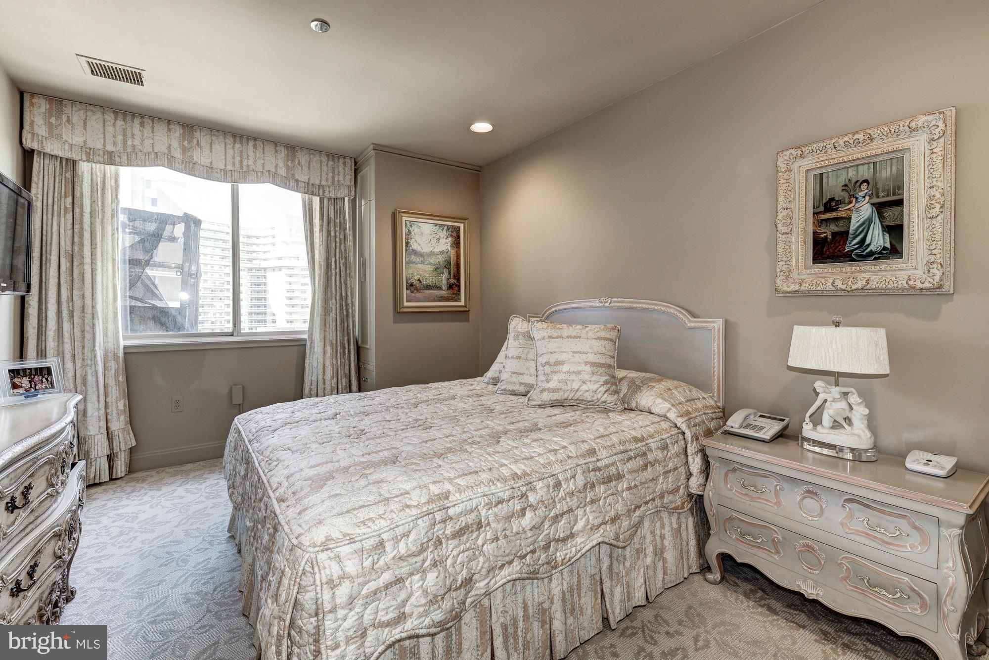 THE CARLETON OF CHEVY CHASE - Residential