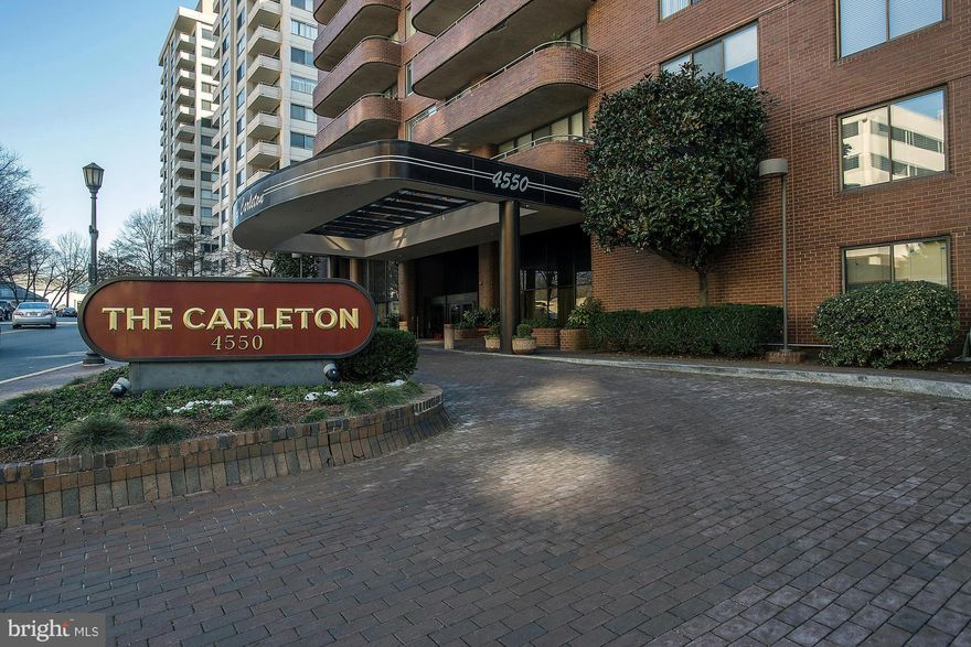 Gracious and large 2BR/3.5BA with beautiful views from the Balcony. Features include a sun-filled and large living/dining room, eat-in kitchen w/ skylight, spacious Master suite w/ walk in closet and luxurious master bath, guest suite w/attached full bath & 2 assigned parking spaces & storage.. 24 hr. desk, doorman, pool, gym, party room & pet friendly.