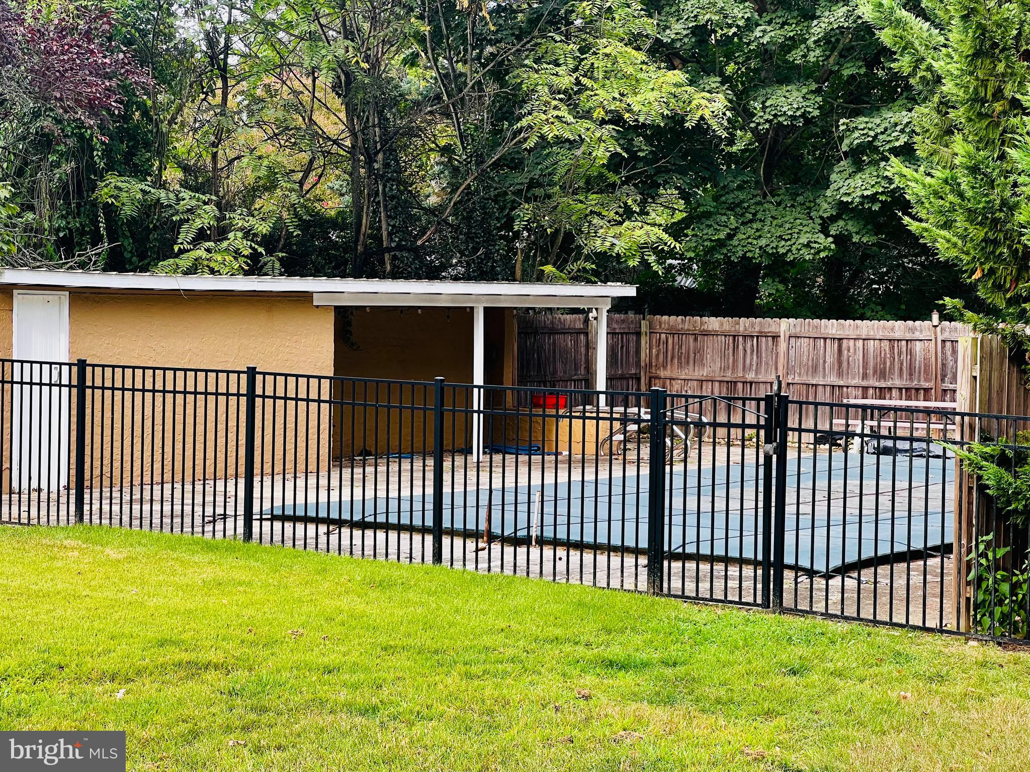 1208 E CRESCENT DRIVE