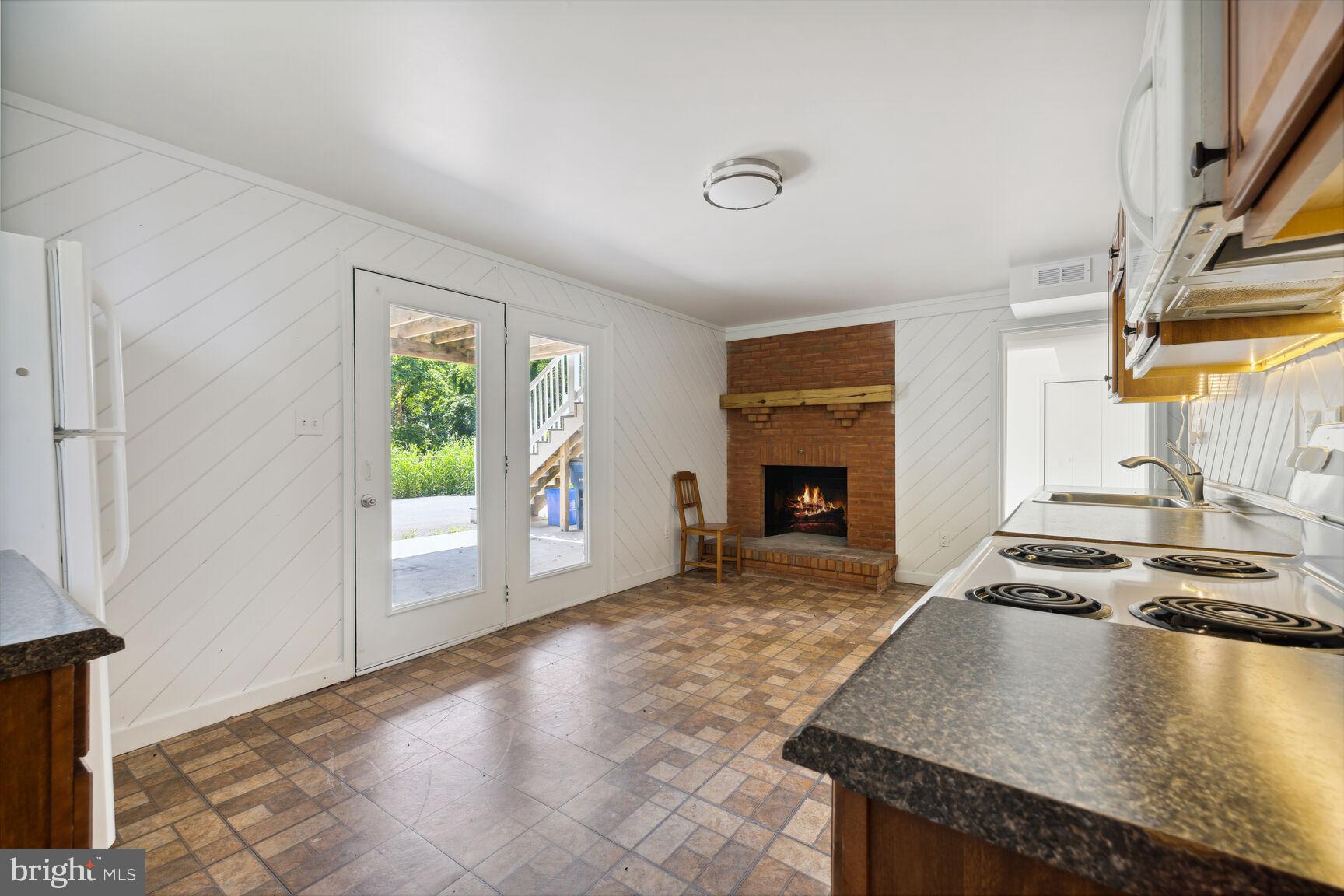 POOLESVILLE OUTSIDE - Residential