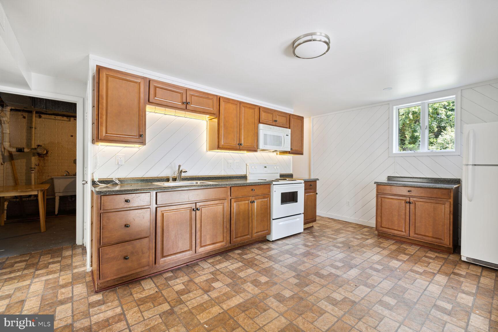 POOLESVILLE OUTSIDE - Residential