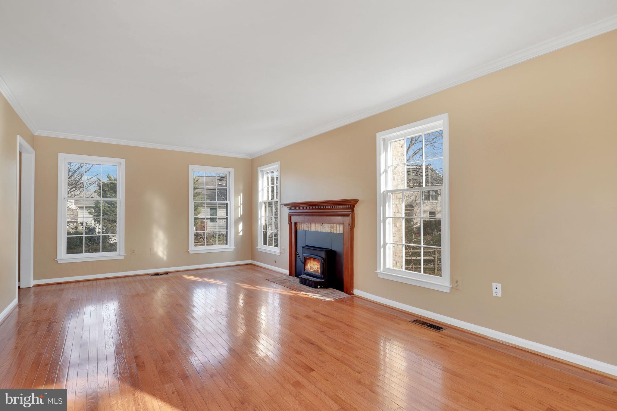 COUNTRY CLUB MANOR - Residential