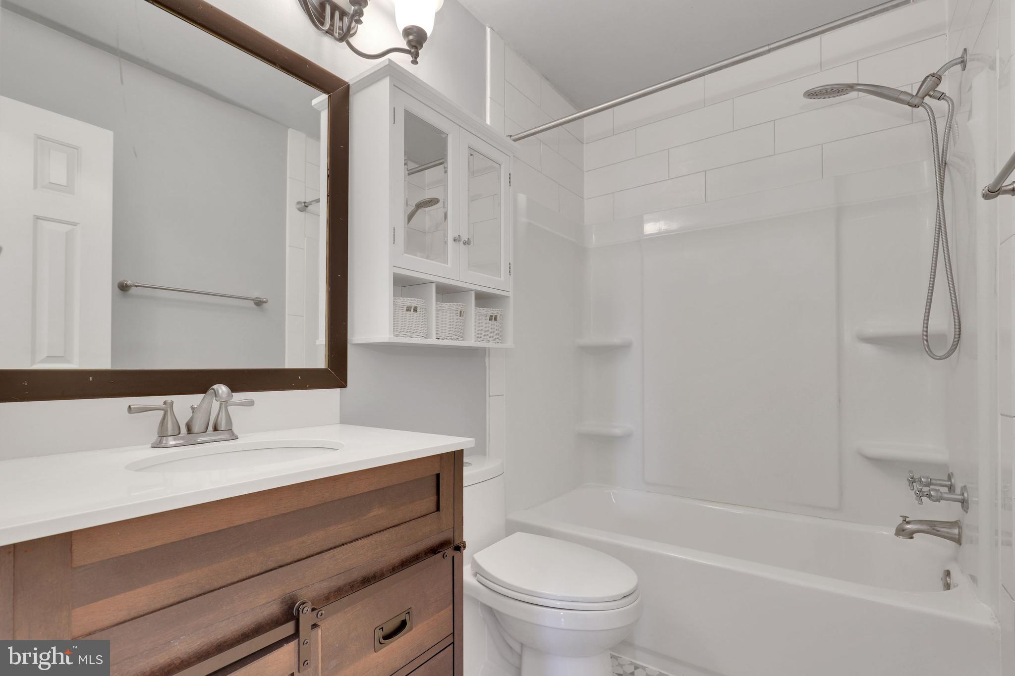 COUNTRY CLUB MANOR - Residential