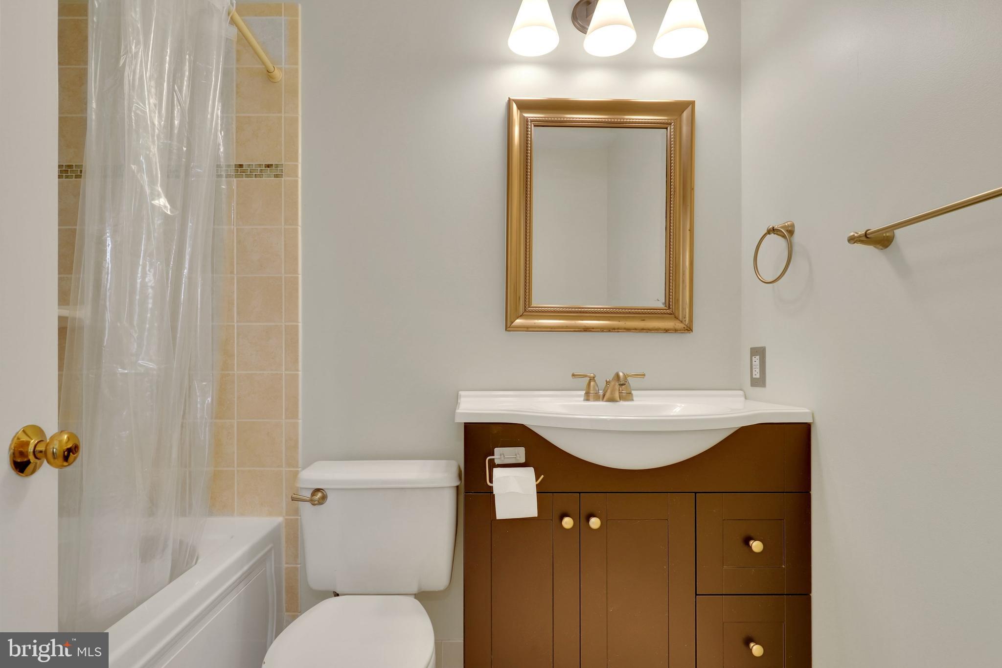 COUNTRY CLUB MANOR - Residential