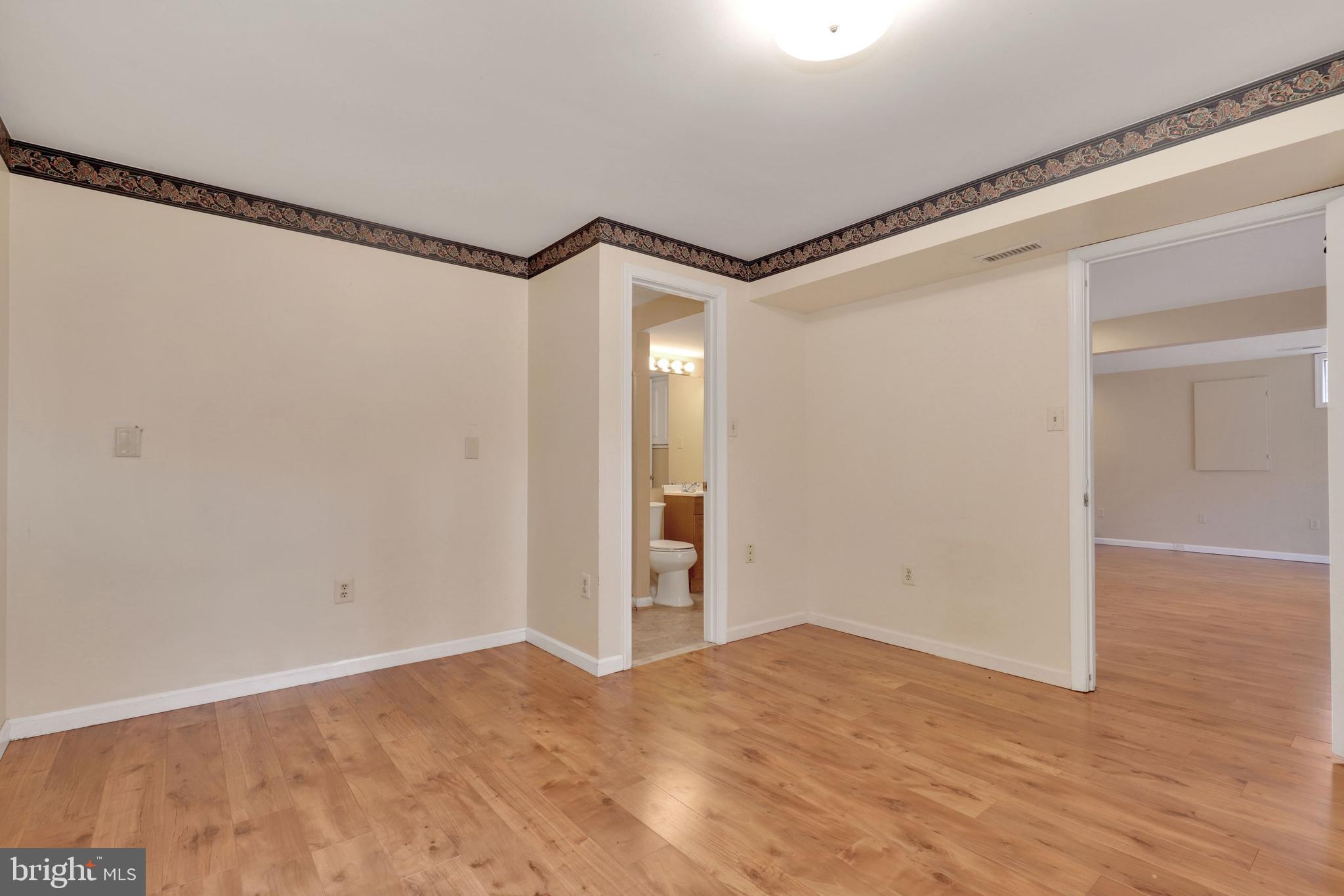 COUNTRY CLUB MANOR - Residential