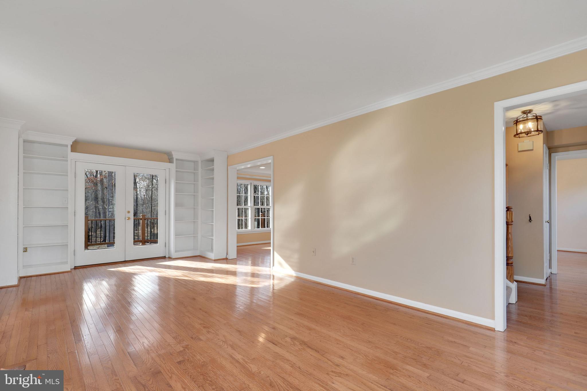 COUNTRY CLUB MANOR - Residential