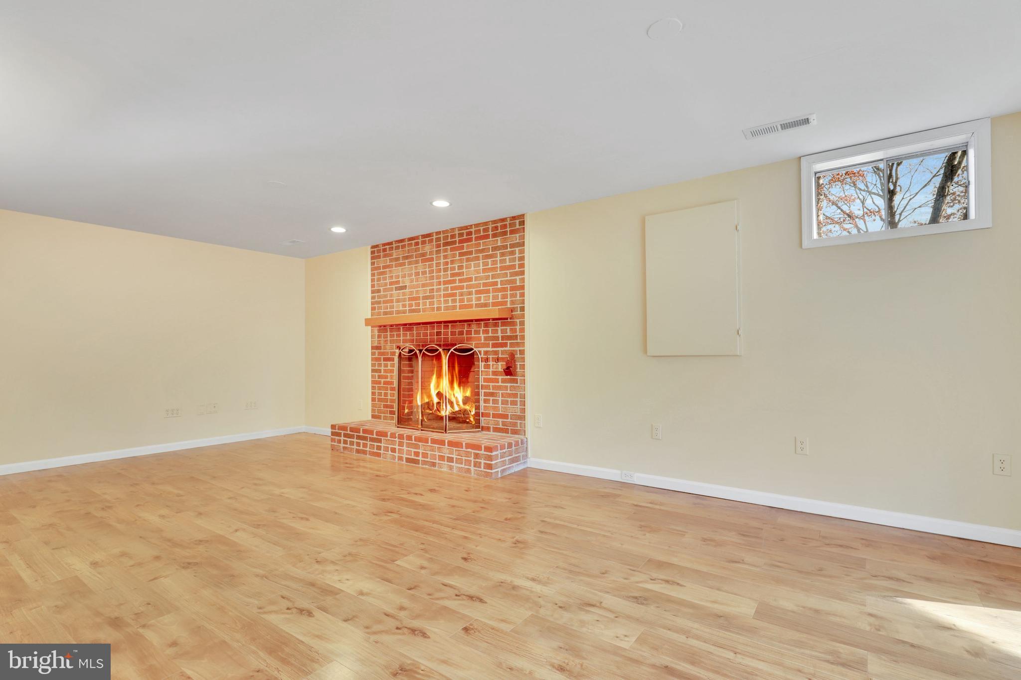 COUNTRY CLUB MANOR - Residential