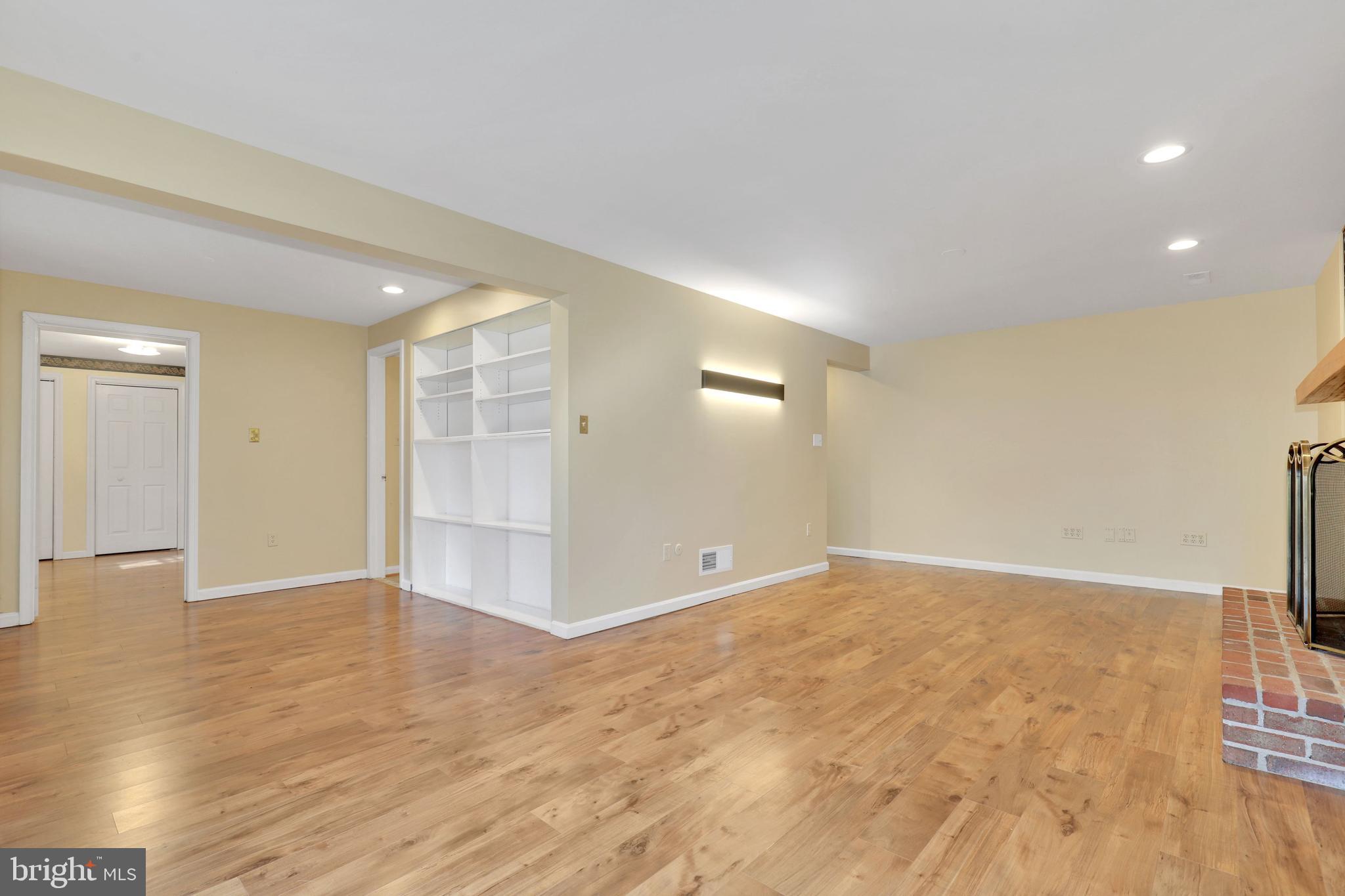 COUNTRY CLUB MANOR - Residential