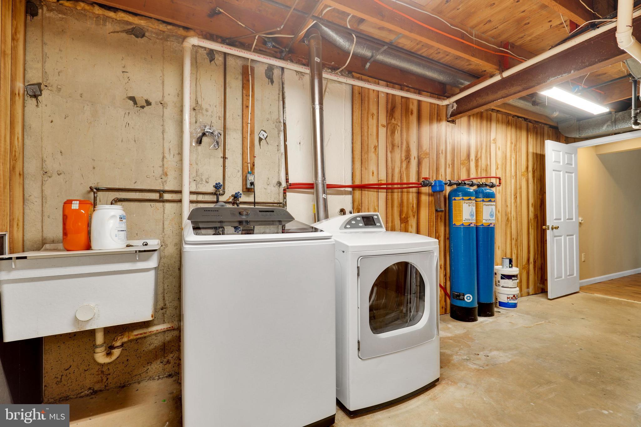 COUNTRY CLUB MANOR - Residential