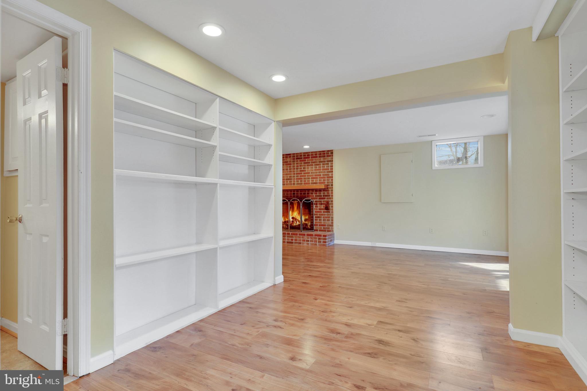 COUNTRY CLUB MANOR - Residential