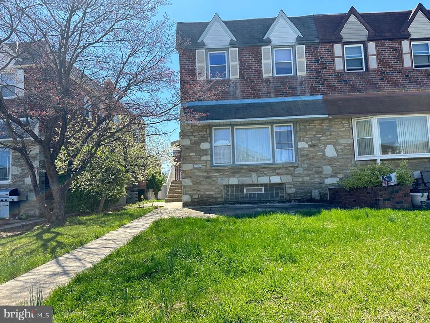 Welcome Home. This impeccable twin located in a highly desirable area, easy access to public transportation , shops and restaurants. Move in Ready! Schedule your private showing today.  Buyers must be accompanied by showing agent at all times.