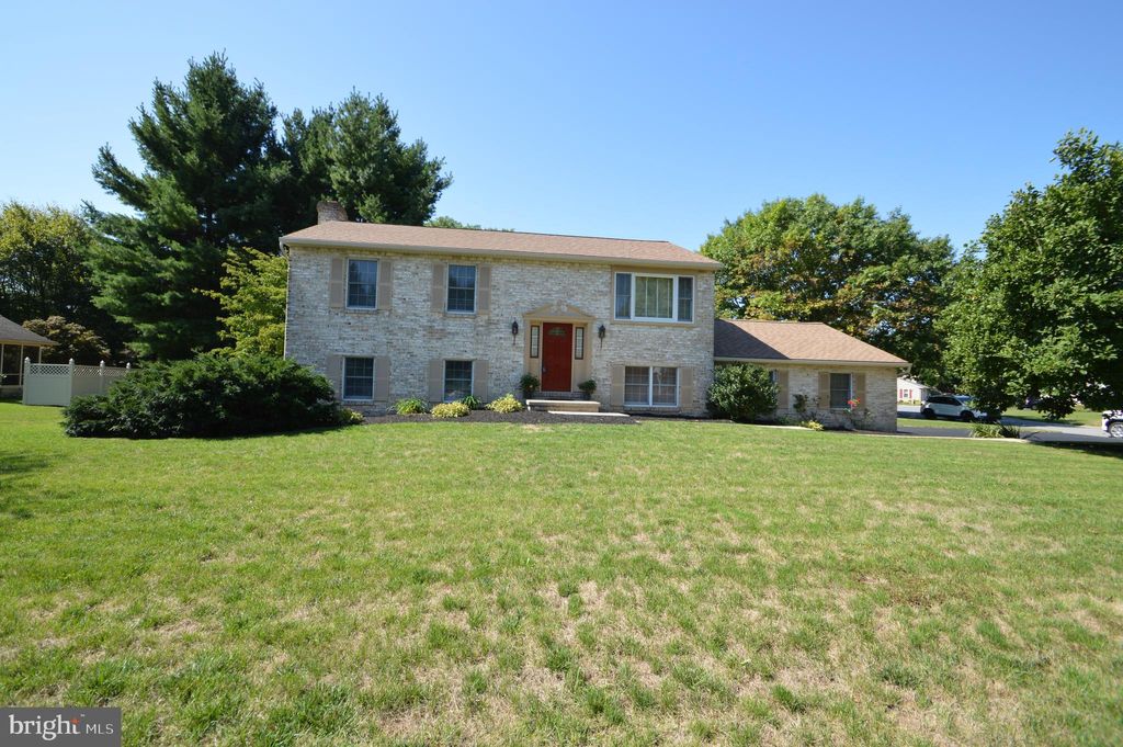 Photo of 1501 Edinborough Circle, Landisville, PA 17538 (MLS # PALA2055316)