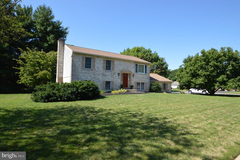Photo of 1501 Edinborough Circle, Landisville, PA 17538 (MLS # PALA2055316)