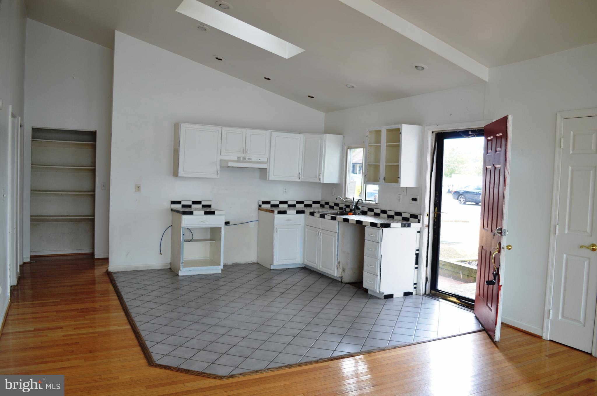 WOODLAND BEACH - Residential