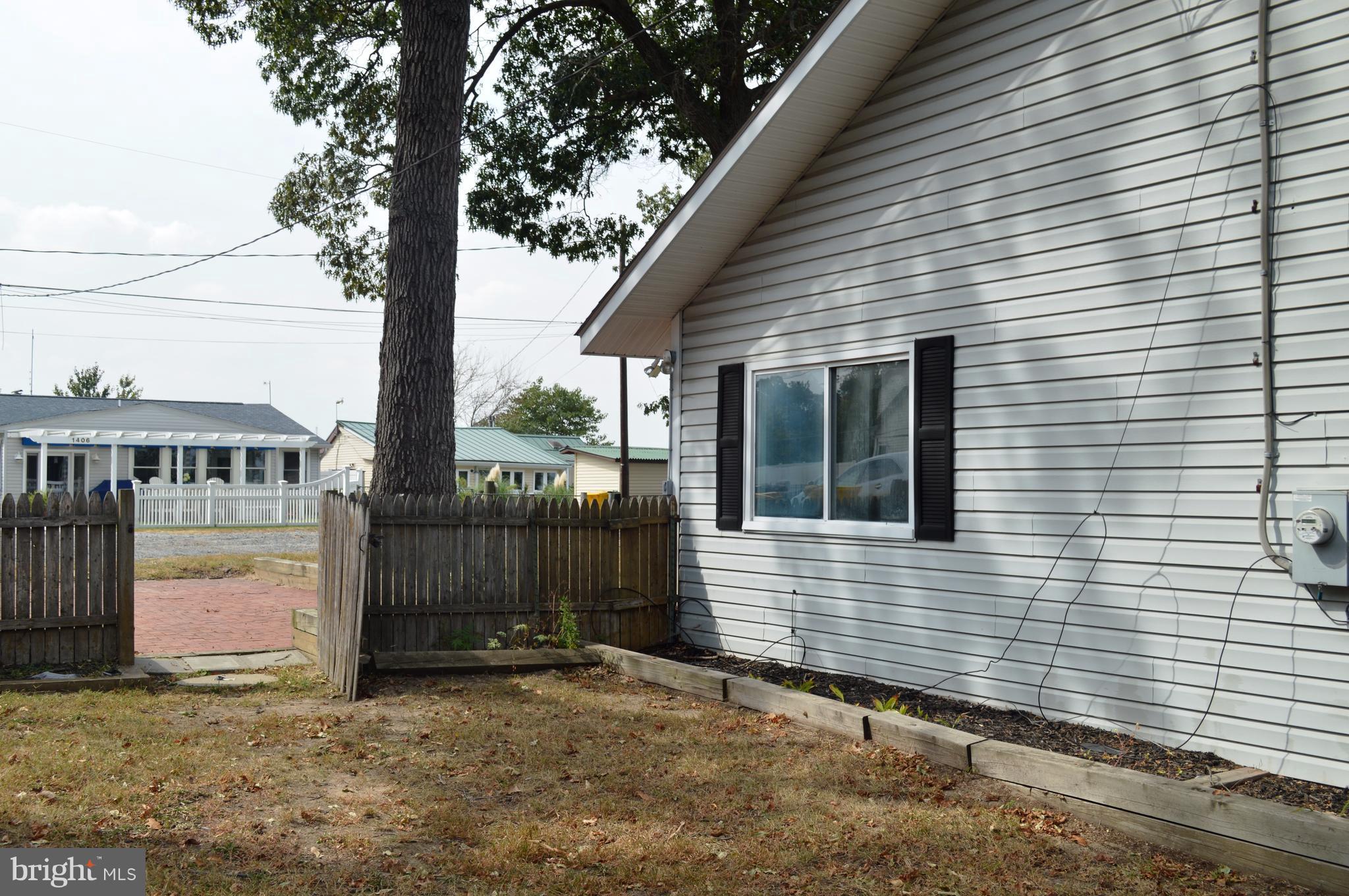 WOODLAND BEACH - Residential