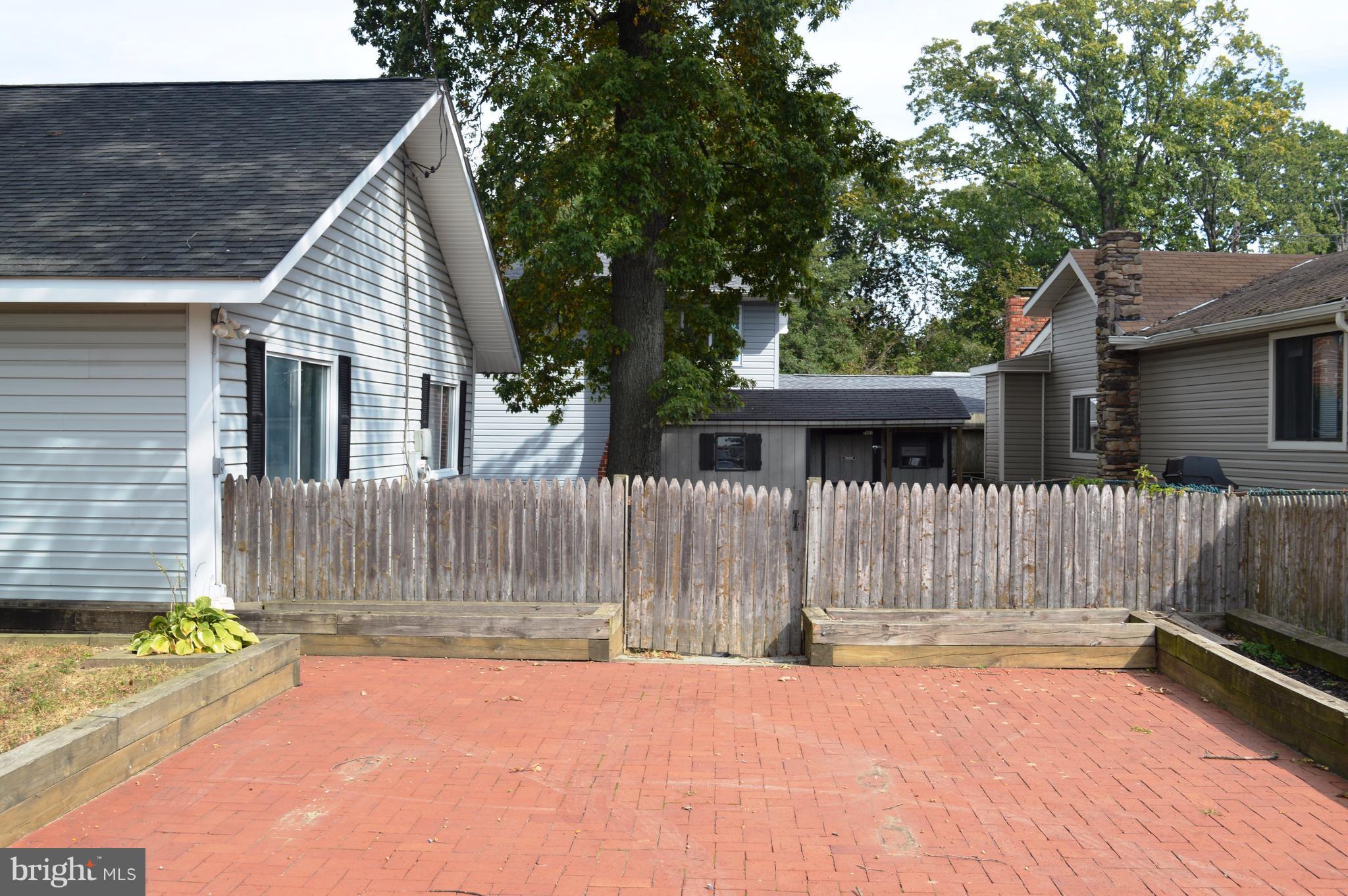 WOODLAND BEACH - Residential