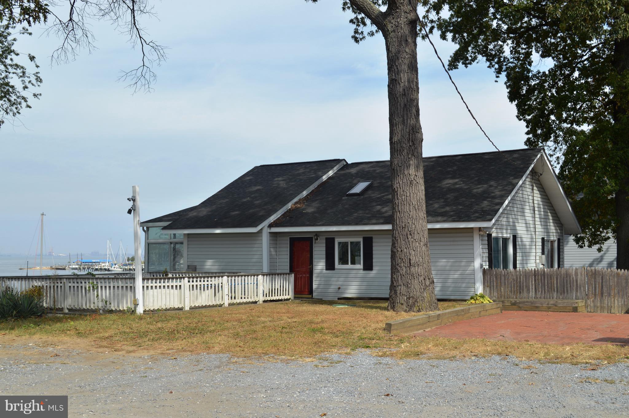 WOODLAND BEACH - Residential