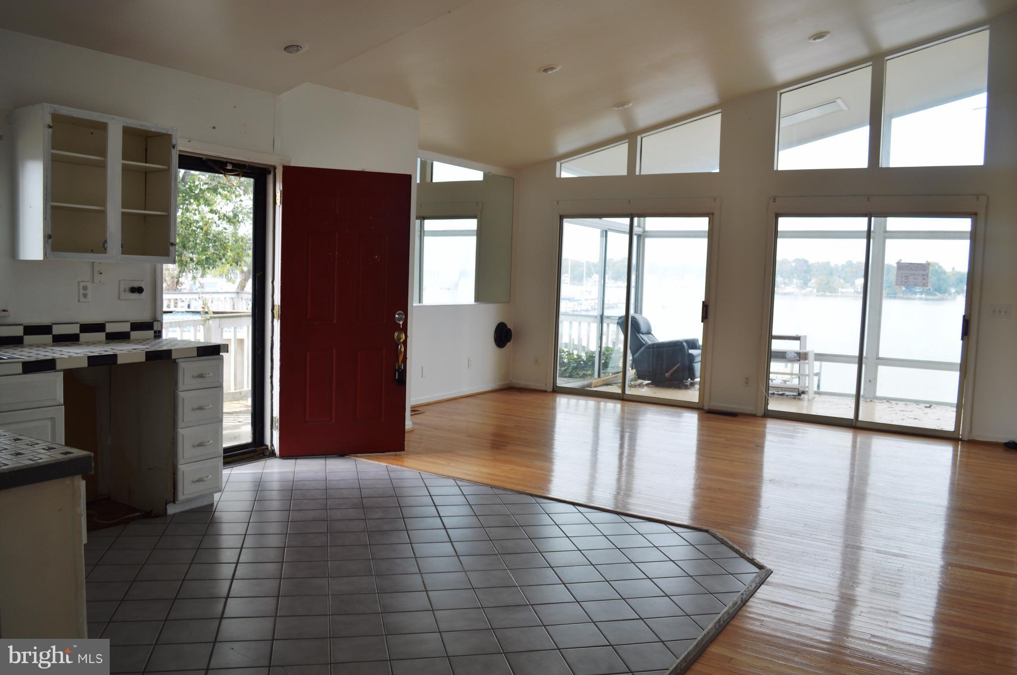 WOODLAND BEACH - Residential