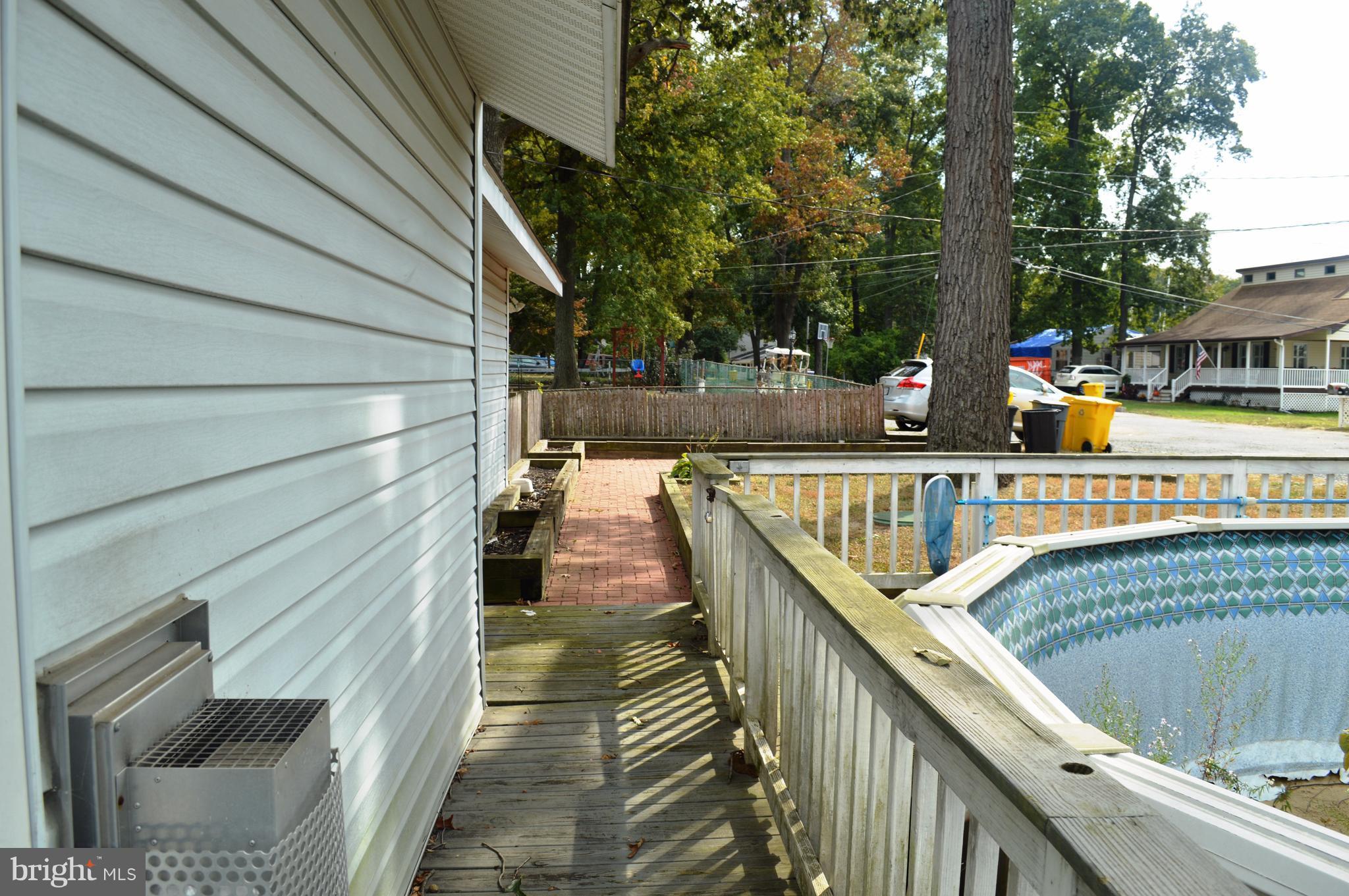 WOODLAND BEACH - Residential