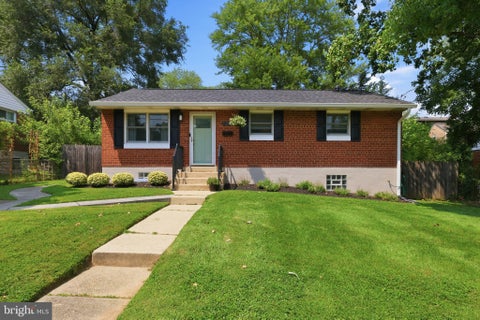 Photo of 11315 Schuylkill Road, ROCKVILLE, MD 20852 (MLS # MDMC2243738)