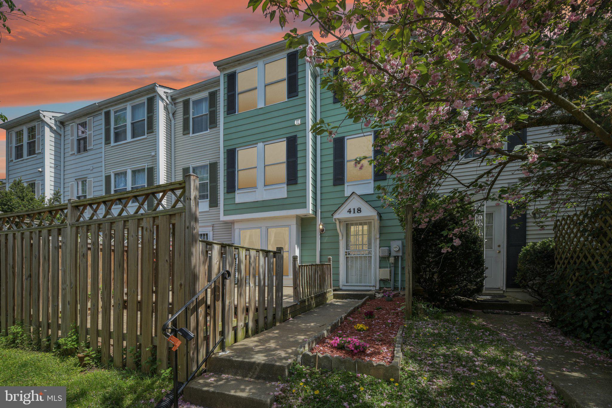 DUMONT OAKS - Residential