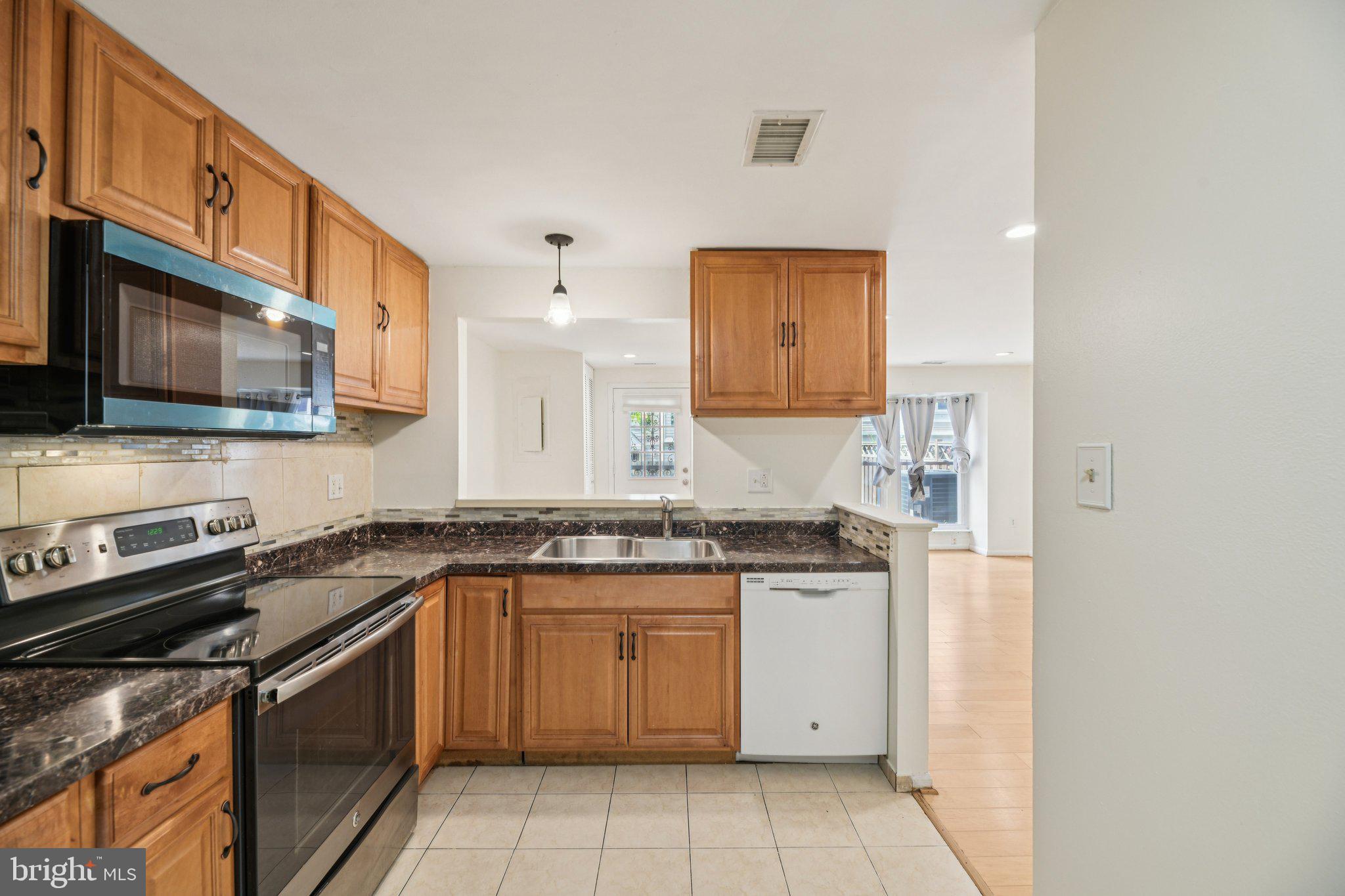 DUMONT OAKS - Residential