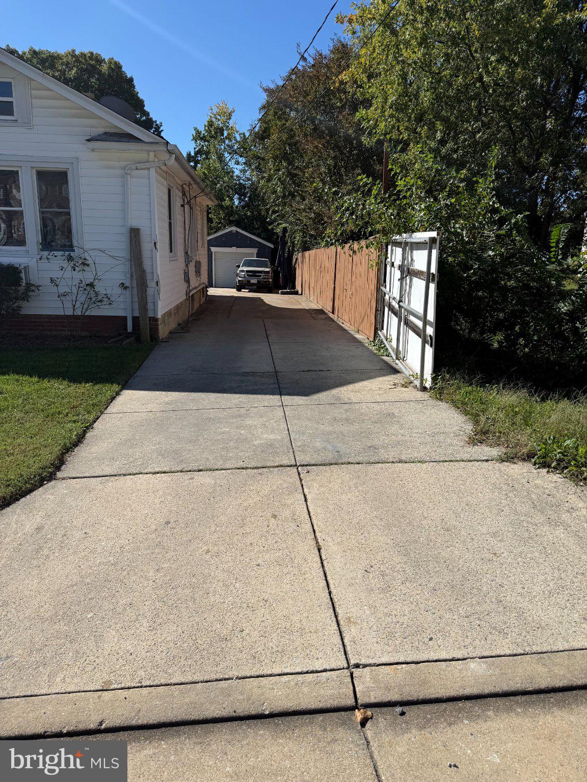 2915 E SIDE DRIVE