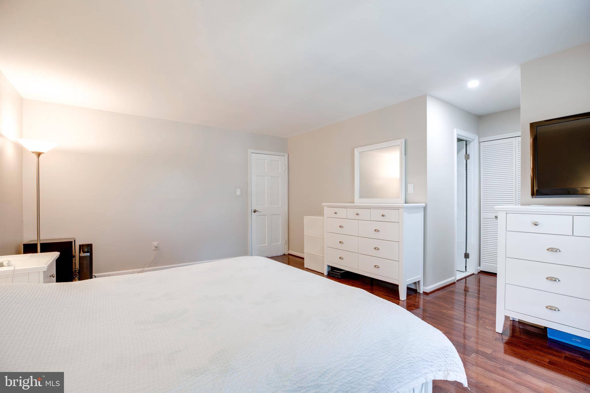 OAKTON VILLAGE - Residential Lease