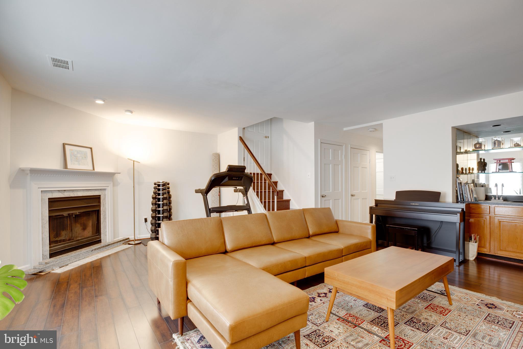 OAKTON VILLAGE - Residential Lease