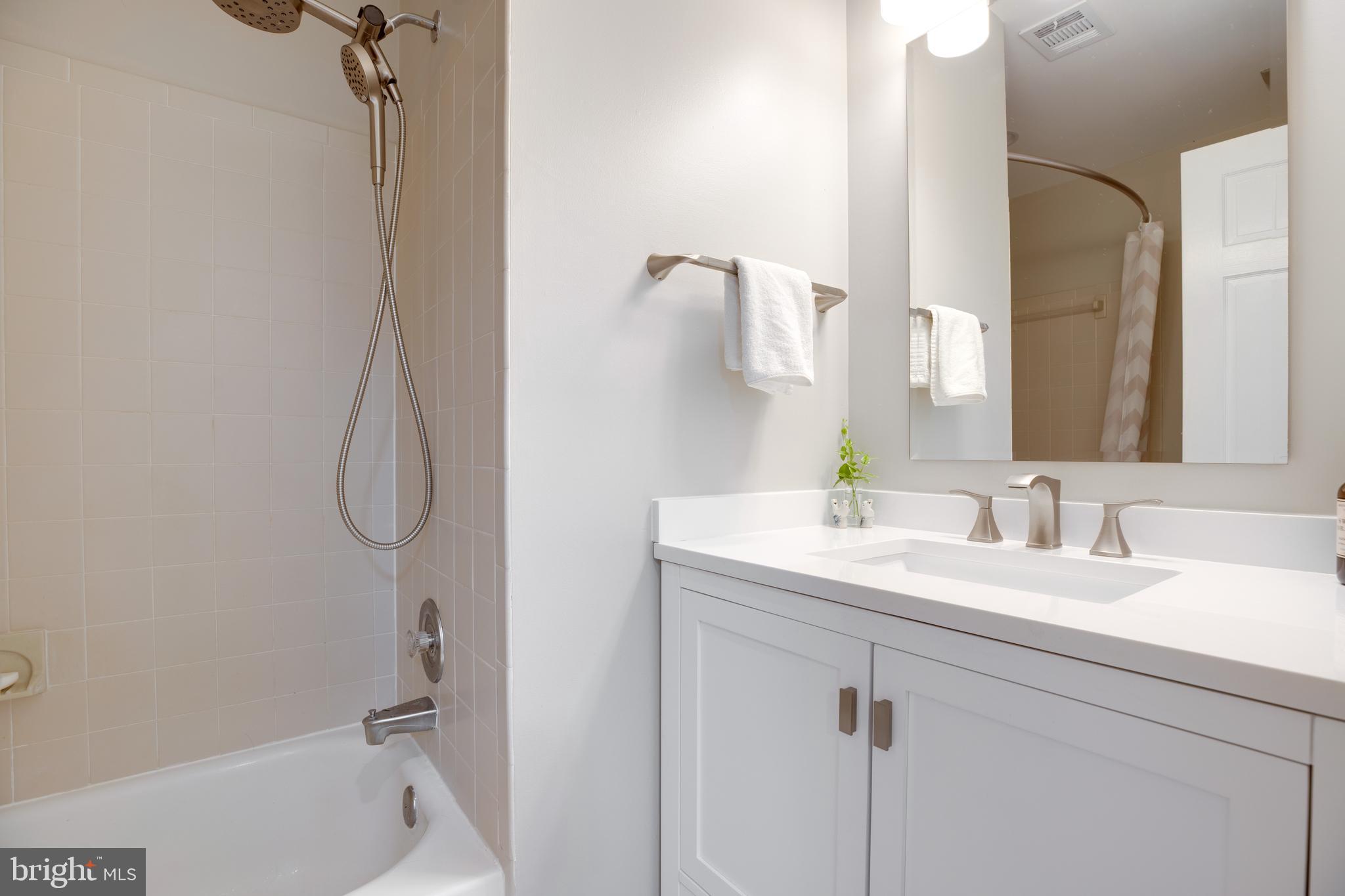 OAKTON VILLAGE - Residential Lease