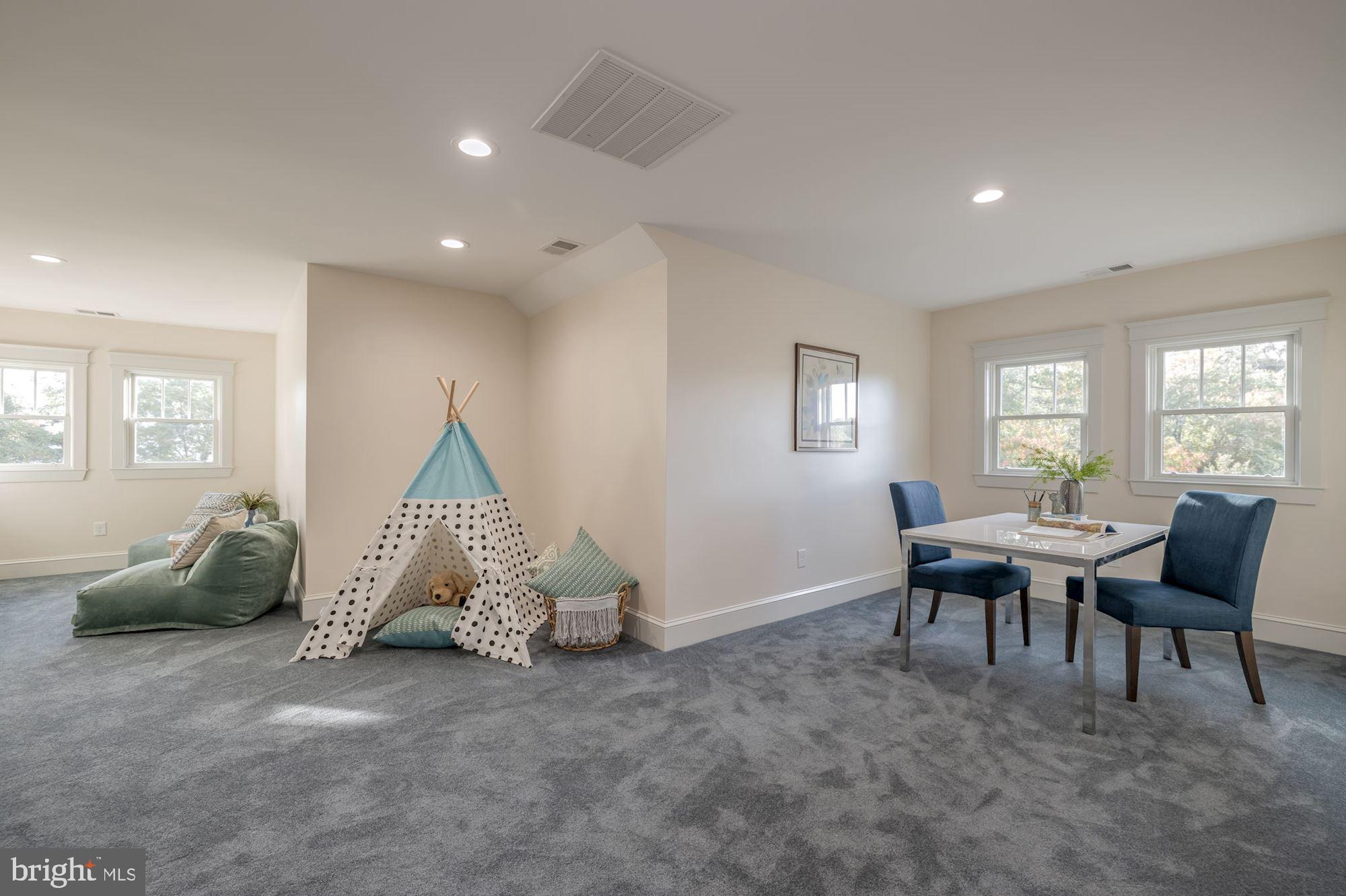 MADISON MANOR - Residential