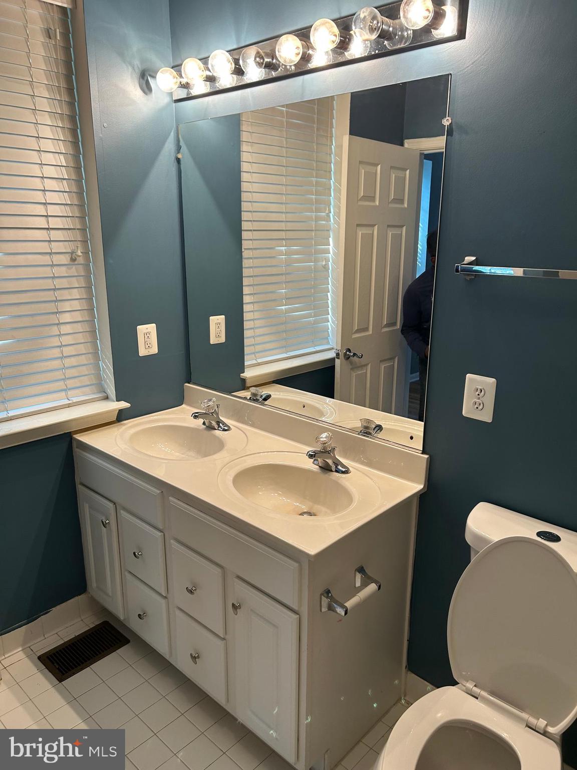 THE COMMONS ON WILLIAM SQUARE - Residential