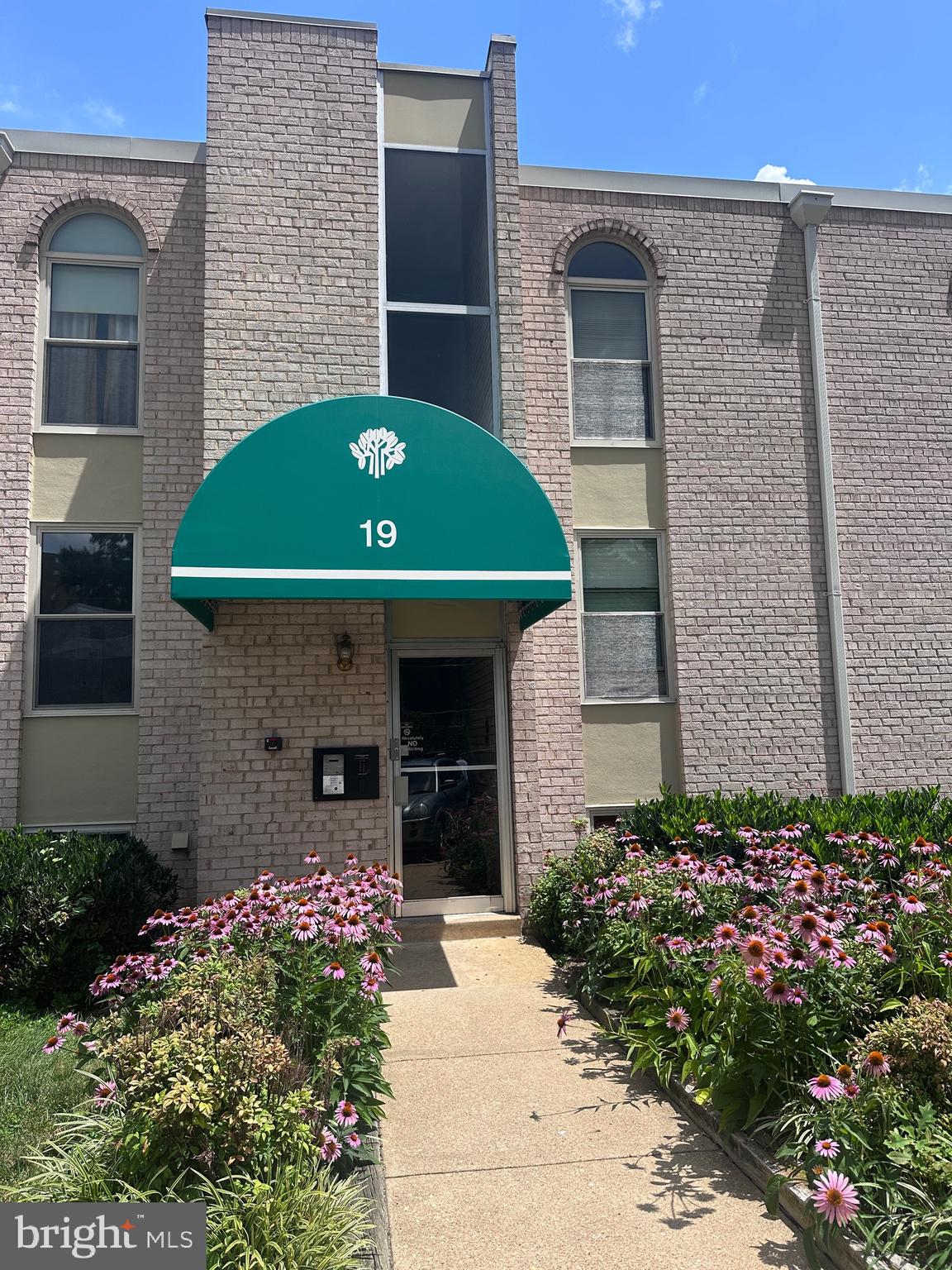 19 CANTERBURY SQUARE 201