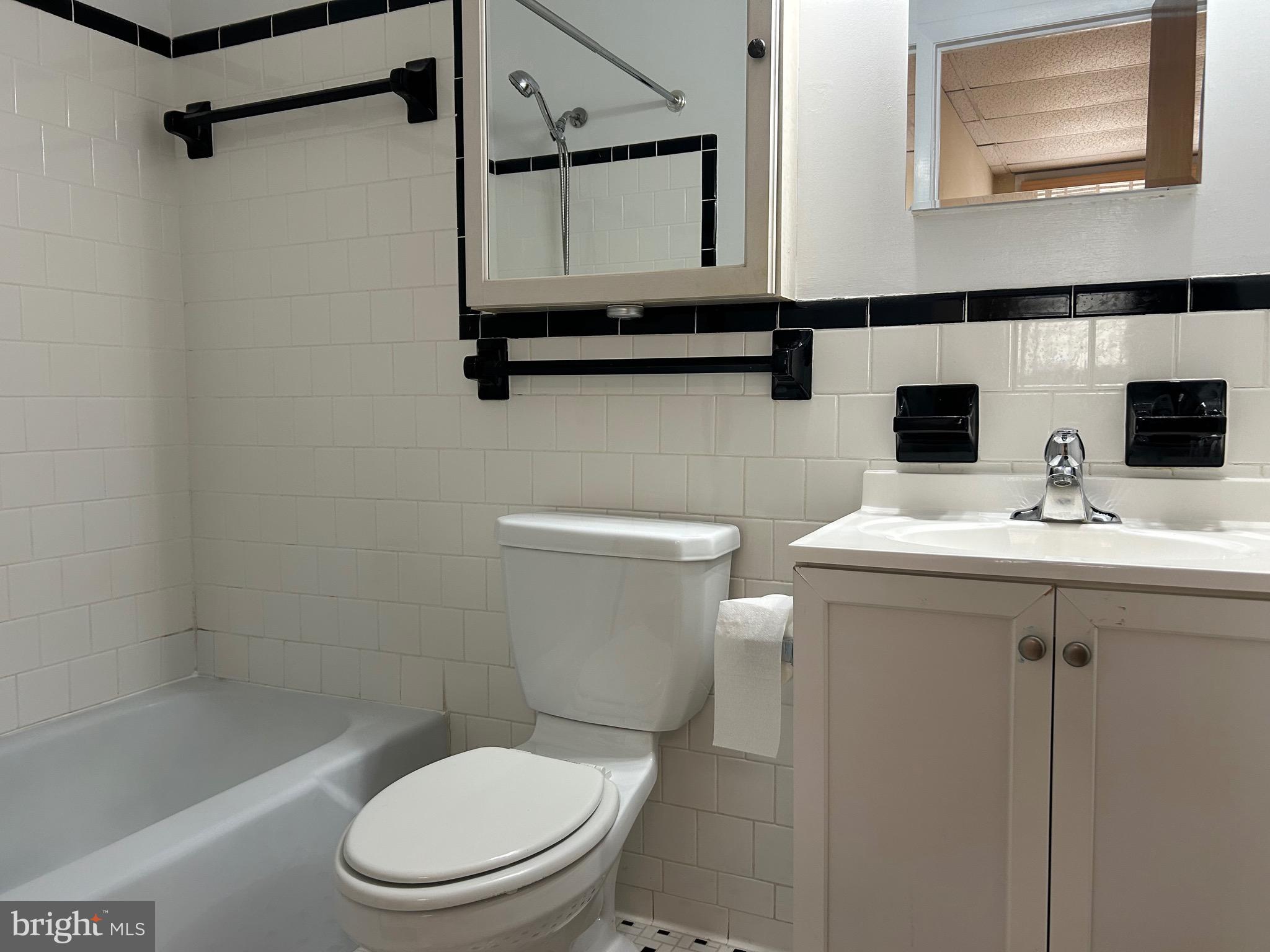 COLONIAL SQUARE - Residential Lease