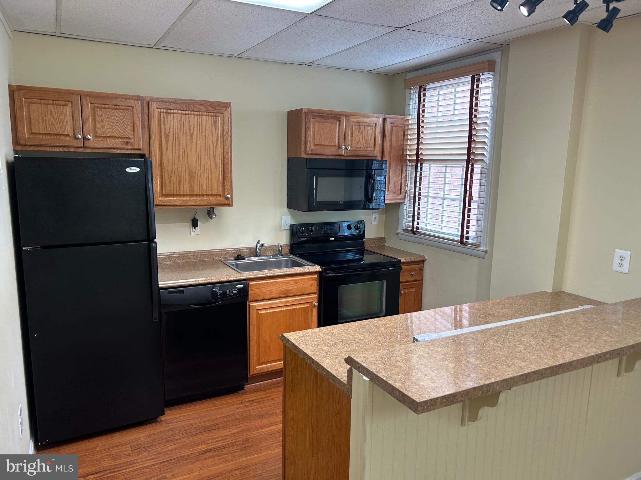 COLONIAL SQUARE - Residential Lease