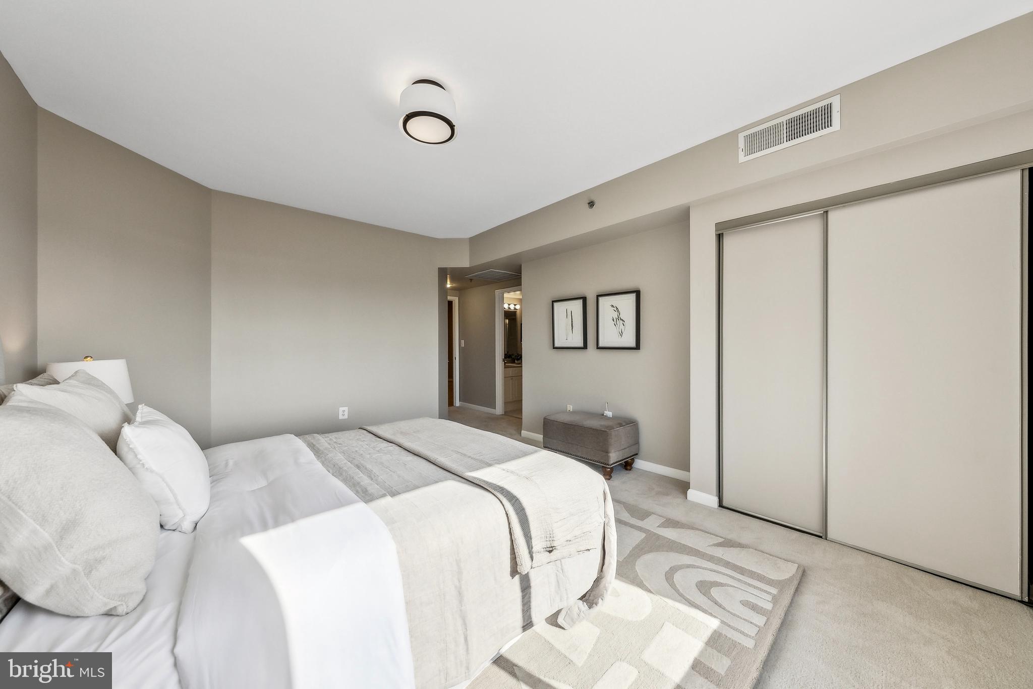 CARLYLE TOWERS - Residential