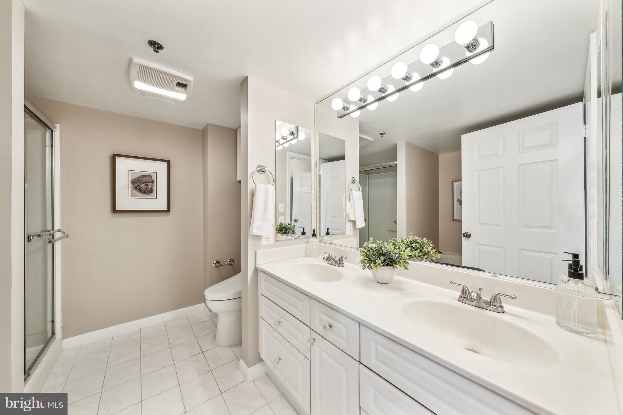 CARLYLE TOWERS - Residential