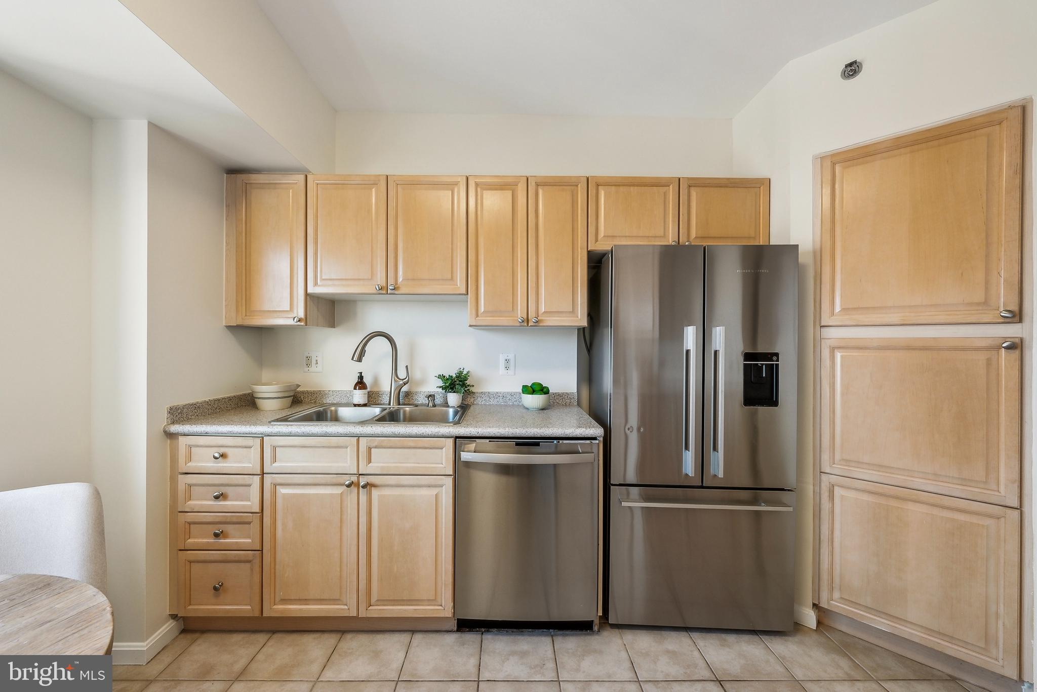 CARLYLE TOWERS - Residential