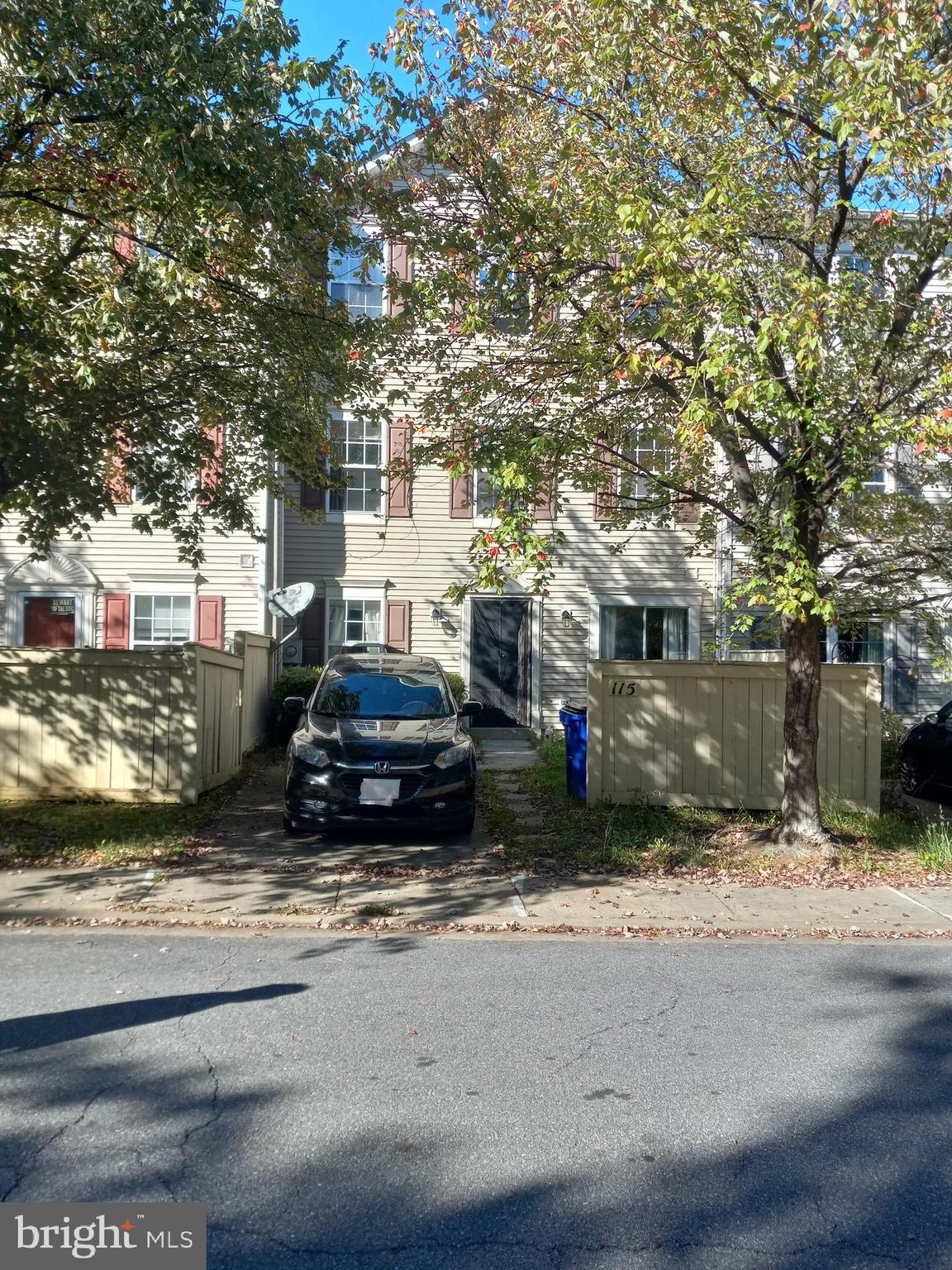 Unit is clean and in move in condition. Unit has clothes washer/dryer in unit. Unit is located near places of employment, major transportation routes, shopping, recreational facilities and parks. Access to a community pool is within two blocks and is included in lease.