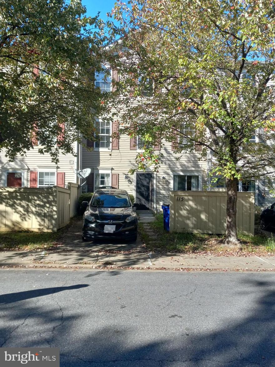 Unit is clean and in move in condition. Unit has clothes washer/dryer in unit. Unit is located near places of employment, major transportation routes, shopping, recreational facilities and parks. Access to a community pool is within two blocks and is included in lease.