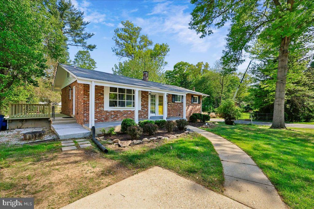 Photo of 11807 Stonington Place, SILVER SPRING, MD 20902 (MLS # MDMC2228664)