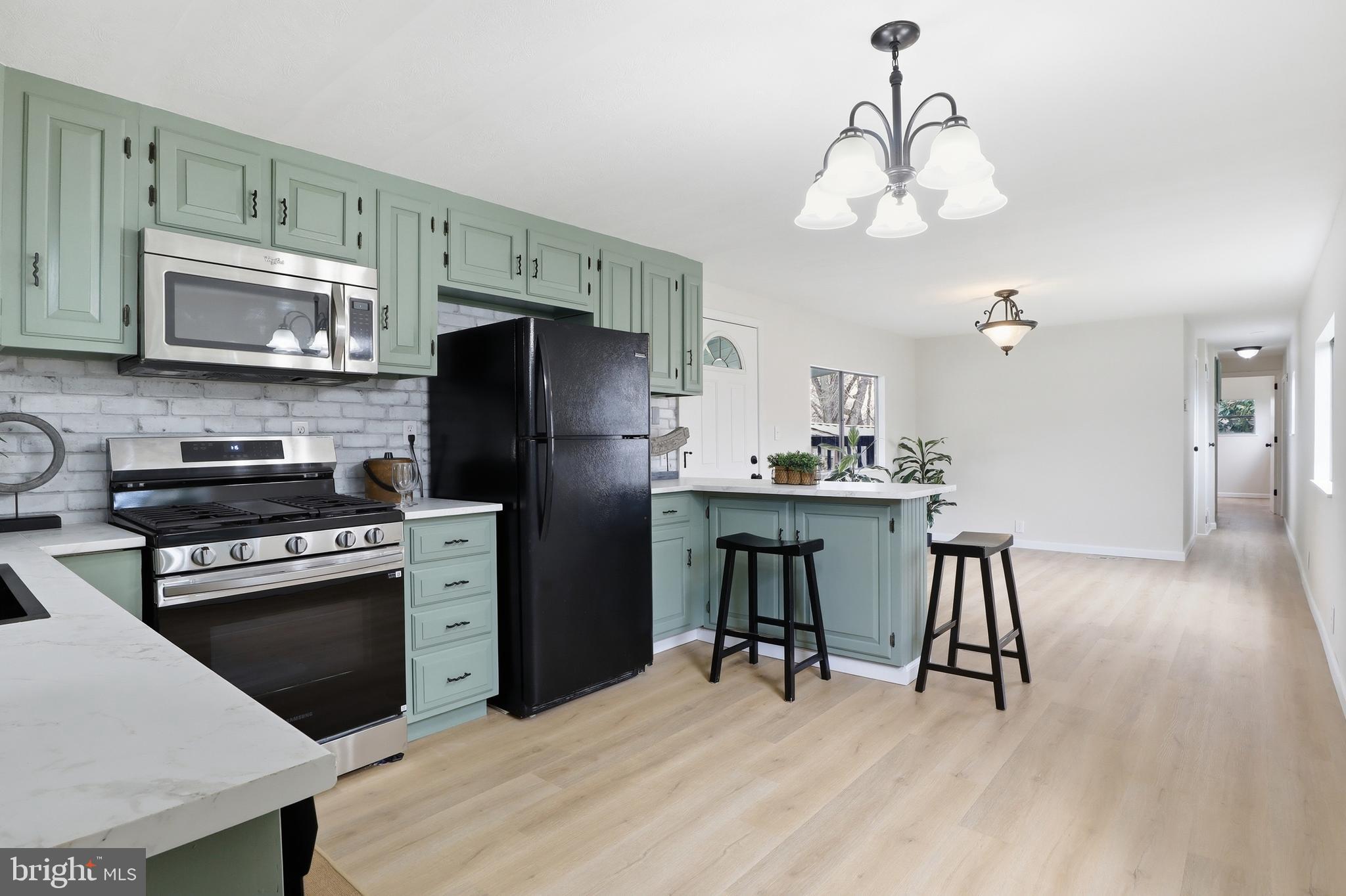 COUNTRY MANOR WEST - Residential