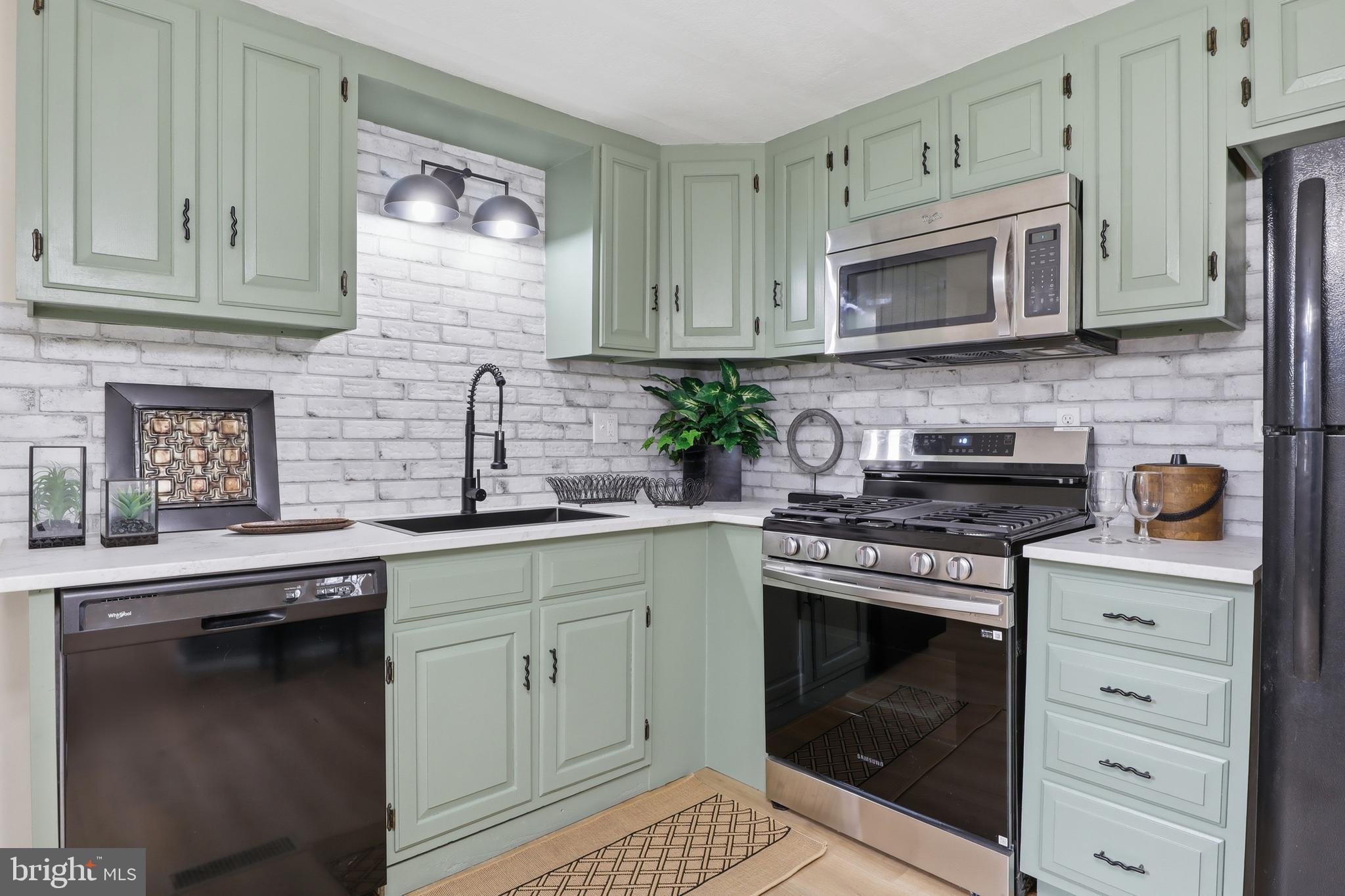 COUNTRY MANOR WEST - Residential