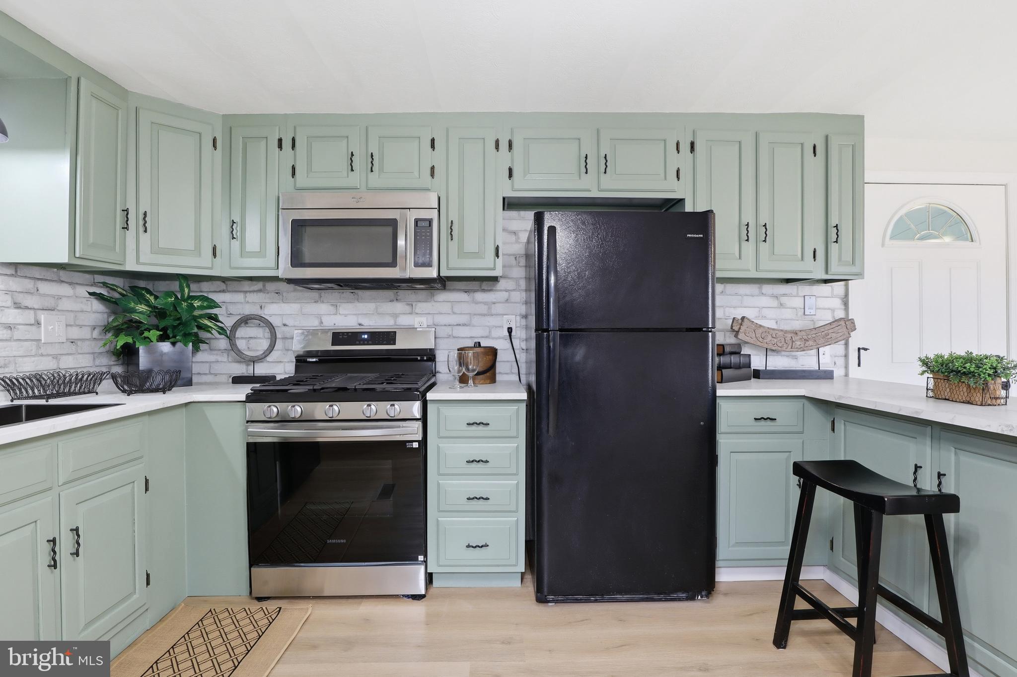 COUNTRY MANOR WEST - Residential