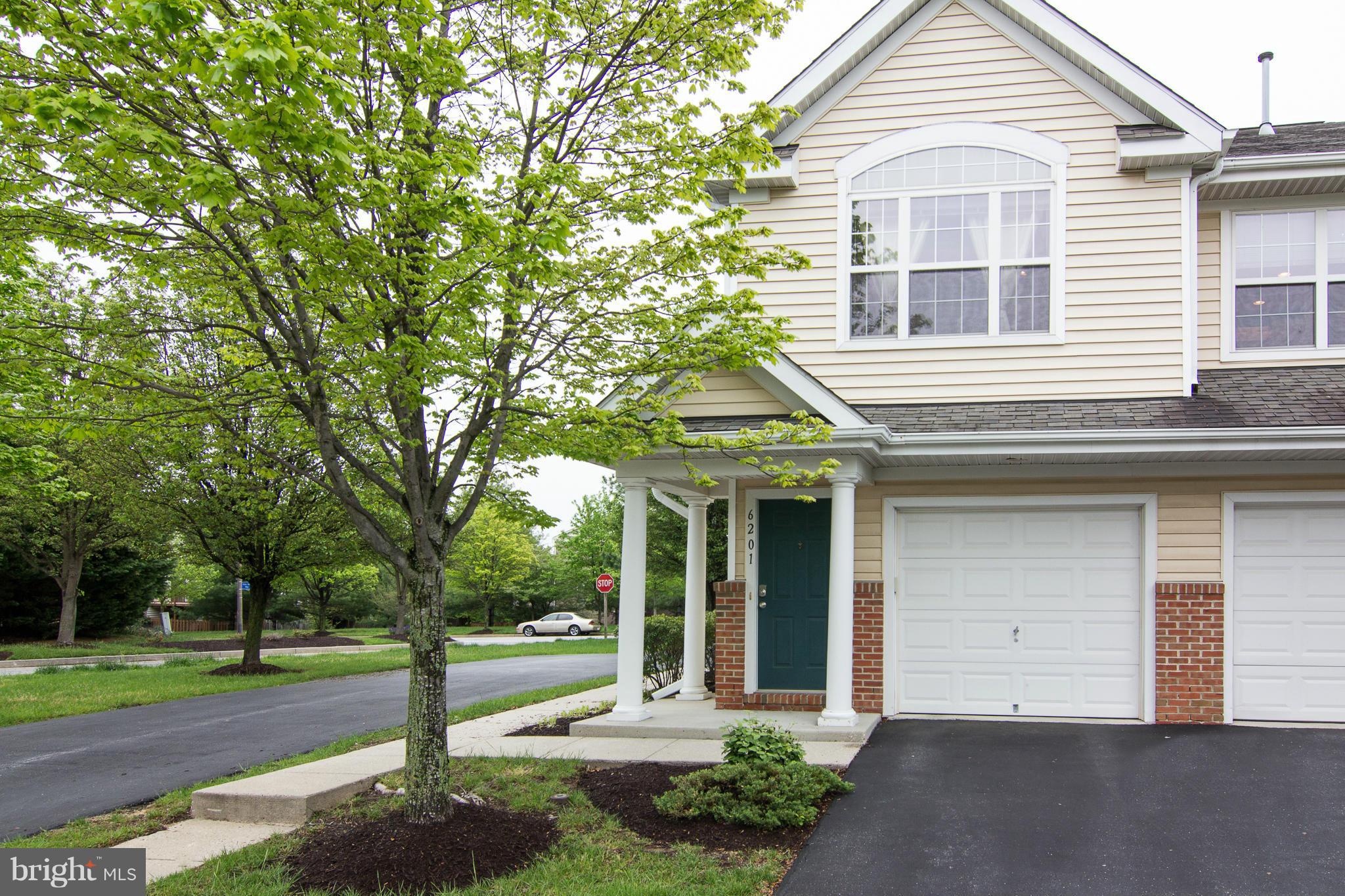 VACATION IN YOUR OWN HOME! Beautiful sun lit 2 level Condo is located in commuter friendly Longreach.Owner sad to leave and has updated and kept home immacuate. Newer updates include: gas fireplace, carpet, w/d,furnace, and neutral paint.Extra parking for guests. This home will have you enjoying the good life.