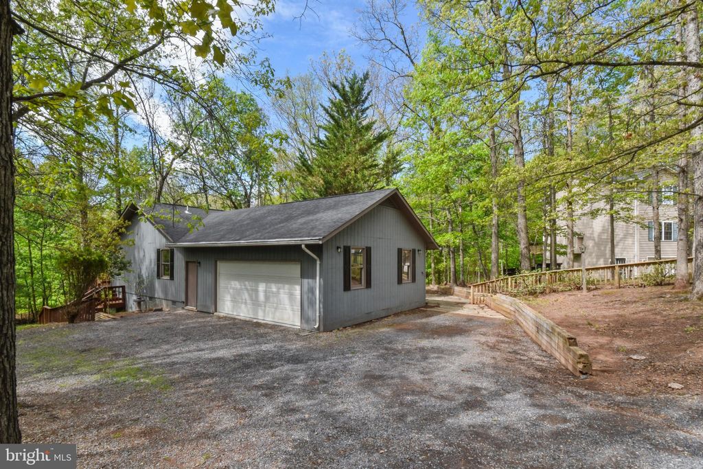 Photo of 102 Northwood Circle, CROSS JUNCTION, VA 22625 (MLS # VAFV2041488)