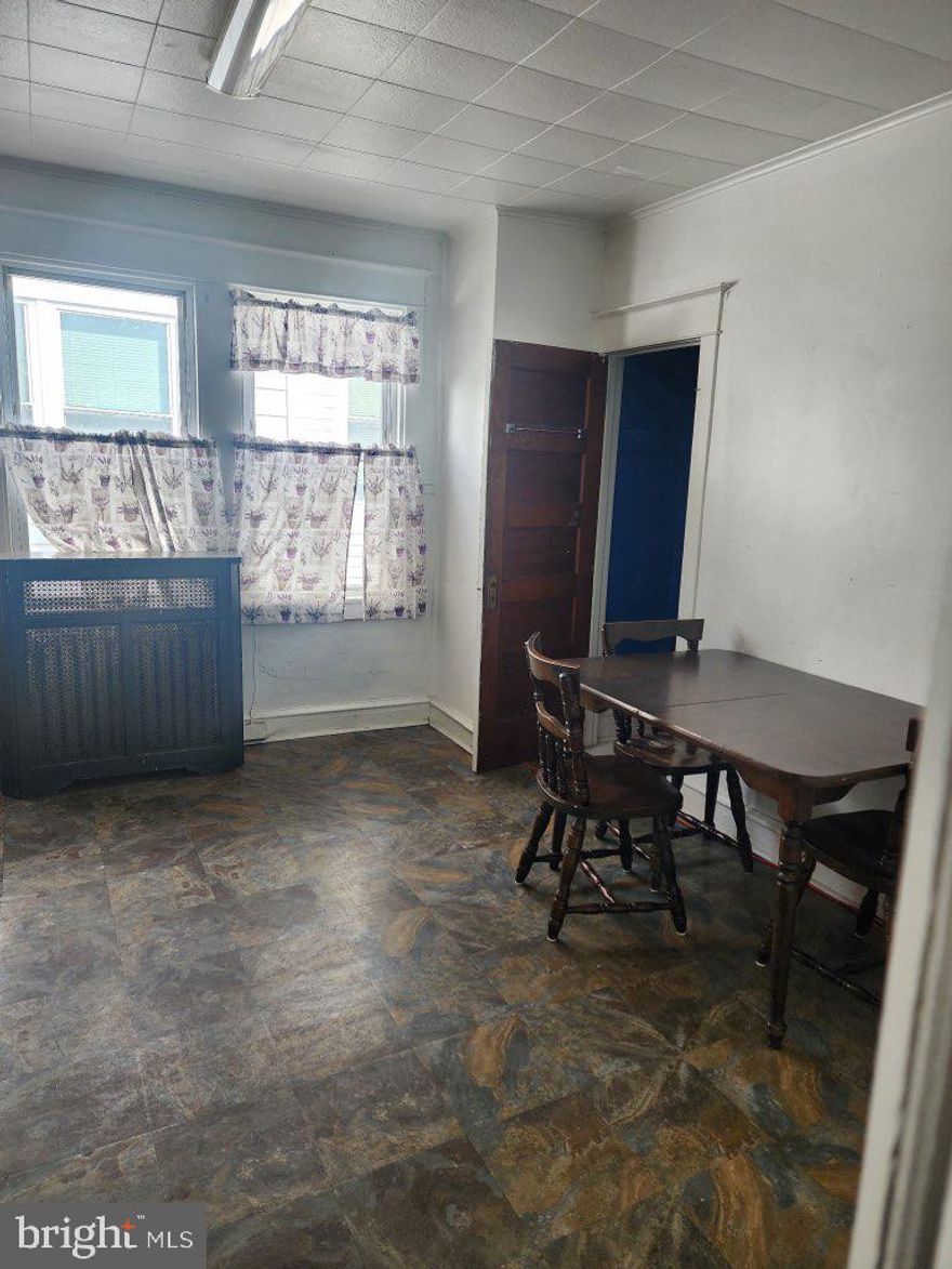 A perfect 2 bedrooms in heart of BURHOLME.  It has great size.  Close to all the transportation and shop