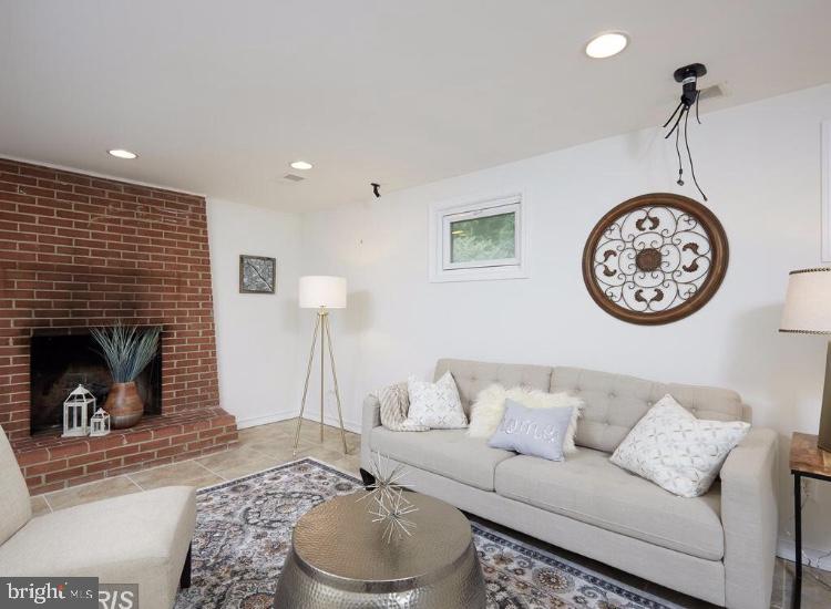 MANOR WOODS - Residential Lease